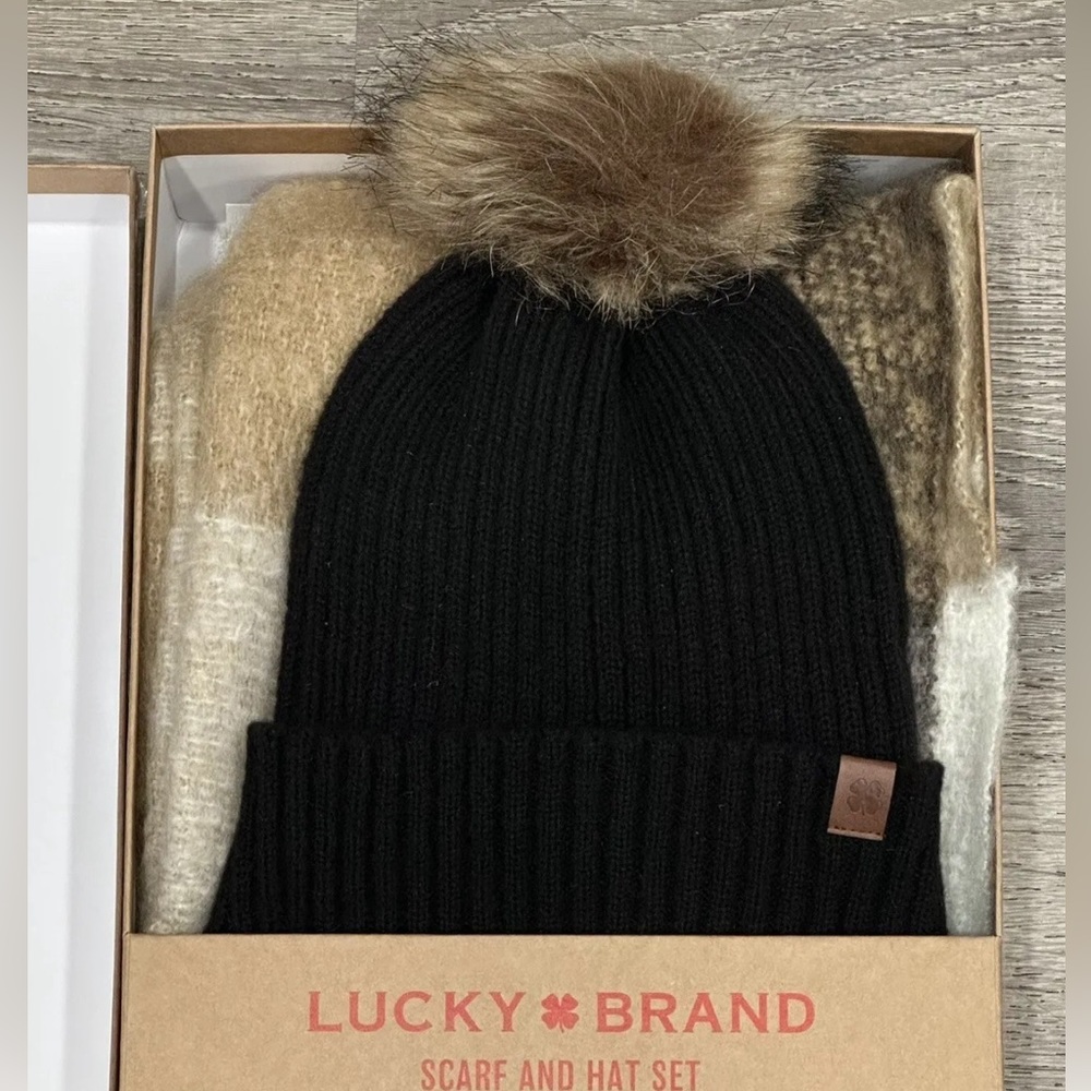 NWT NIB Lucky Brand Pom Beanie & Scarf Giftable Box Set